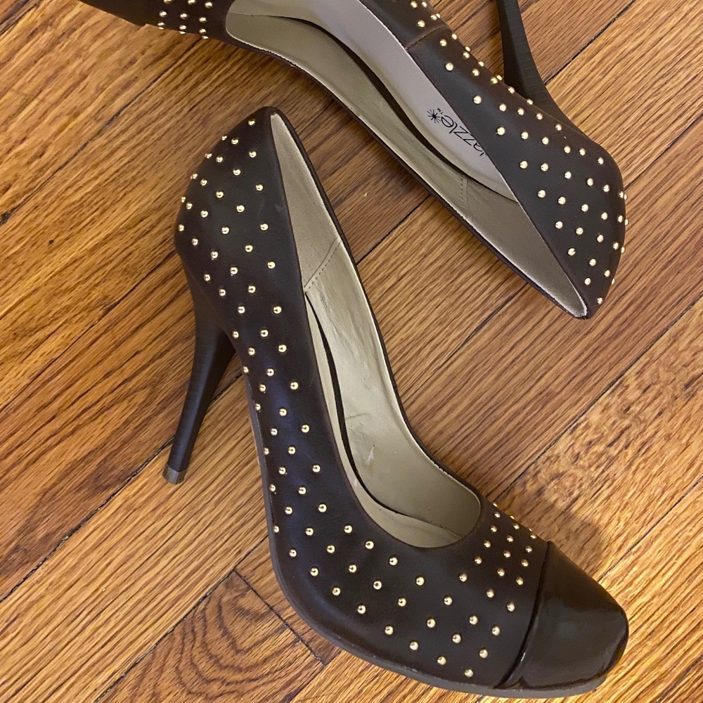 NEW! Shoe Dazzle embellished pumps, Sz 6.5, Chocolate with gold details